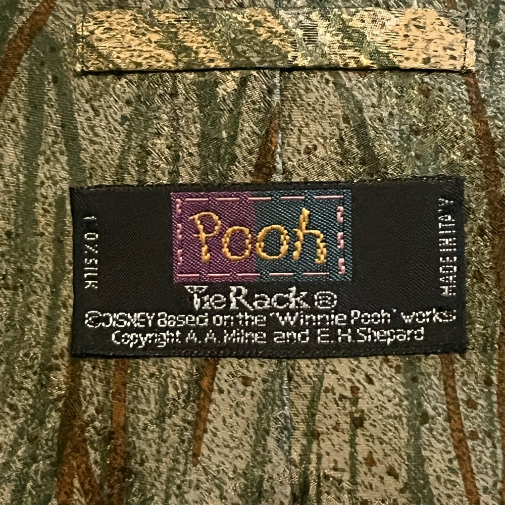 TIE RACK~VTG. DISNEY~MENS 100% ITALIAN SILK NECK TIE~POOH~57”x3.5”